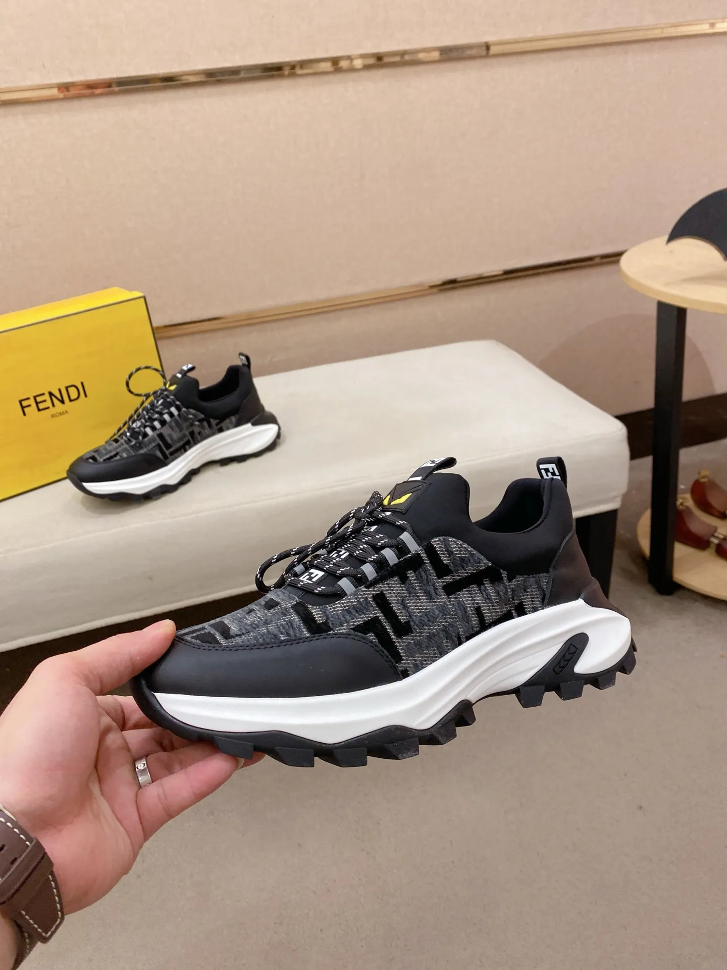 Men's shoes 💰 462💰 (fendi) New style 👊🏻 upper 🇮🇹 imported cowhide fabric 🇩🇪 lining imported sheepskin lining. The original outsole is molded to highlight the identity of every man, and the upper foot is elegant and stable🚶🏻🚶🏻The high-end custom counters reproduce the original version📯No matter the wind or rain, the shoe last remains unchanged and can withstand the verification of time🔍️,🔵 Size: 38-44